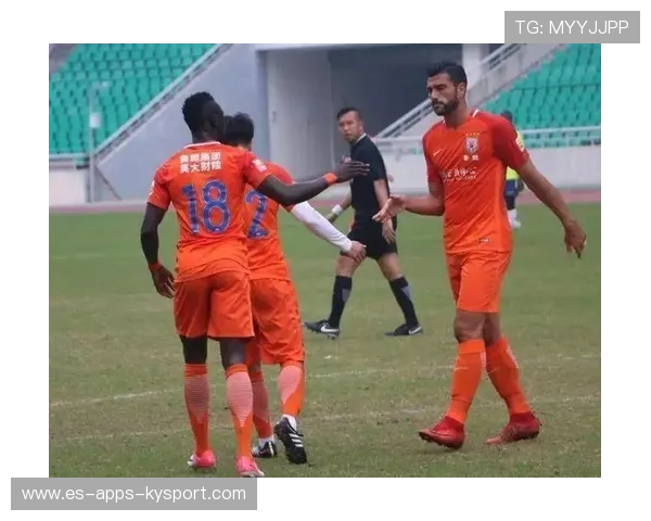 谢鹏飞右路传中助攻路易斯头球破门：那一刻点燃全场的完美配合